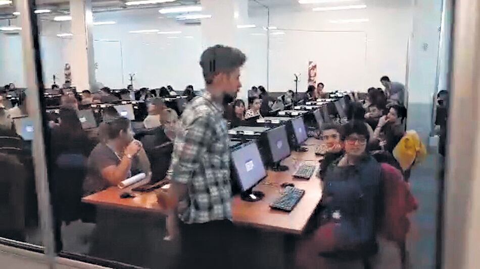 Por las redes circularon imágenes en las que se veía a los empleados de Correo sin cargar votos.