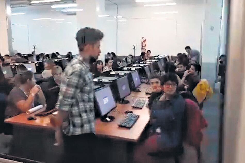 Por las redes circularon imágenes en las que se veía a los empleados de Correo sin cargar votos.