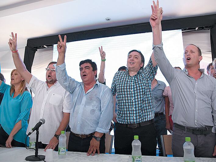 Fernando Espinoza, Máximo Kirchner y Martín Insaurralde en el cierre cantando la marcha en San Vicente.