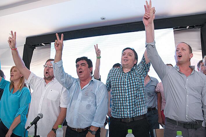 Fernando Espinoza, Máximo Kirchner y Martín Insaurralde en el cierre cantando la marcha en San Vicente.