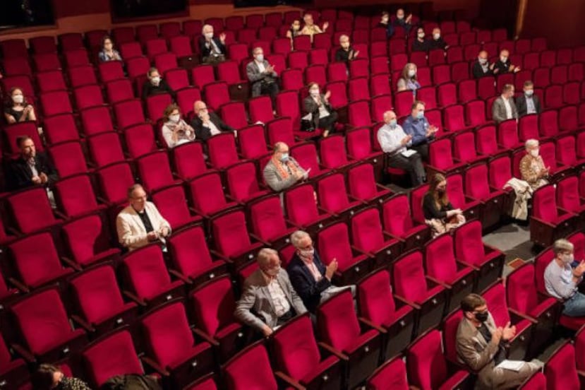 Por cada butaca ocupada se deberán dejar libres otras dos butacas a cada lado y las que se encuentren adelante y detrás de las mismas.