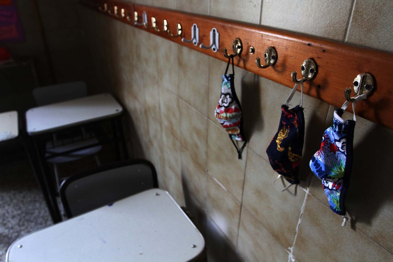 "Yo extraño el aula, pero no quiero que sea una trampa", dijo Eduardo López, con 35 años de experiencia como docente en ejercicio.