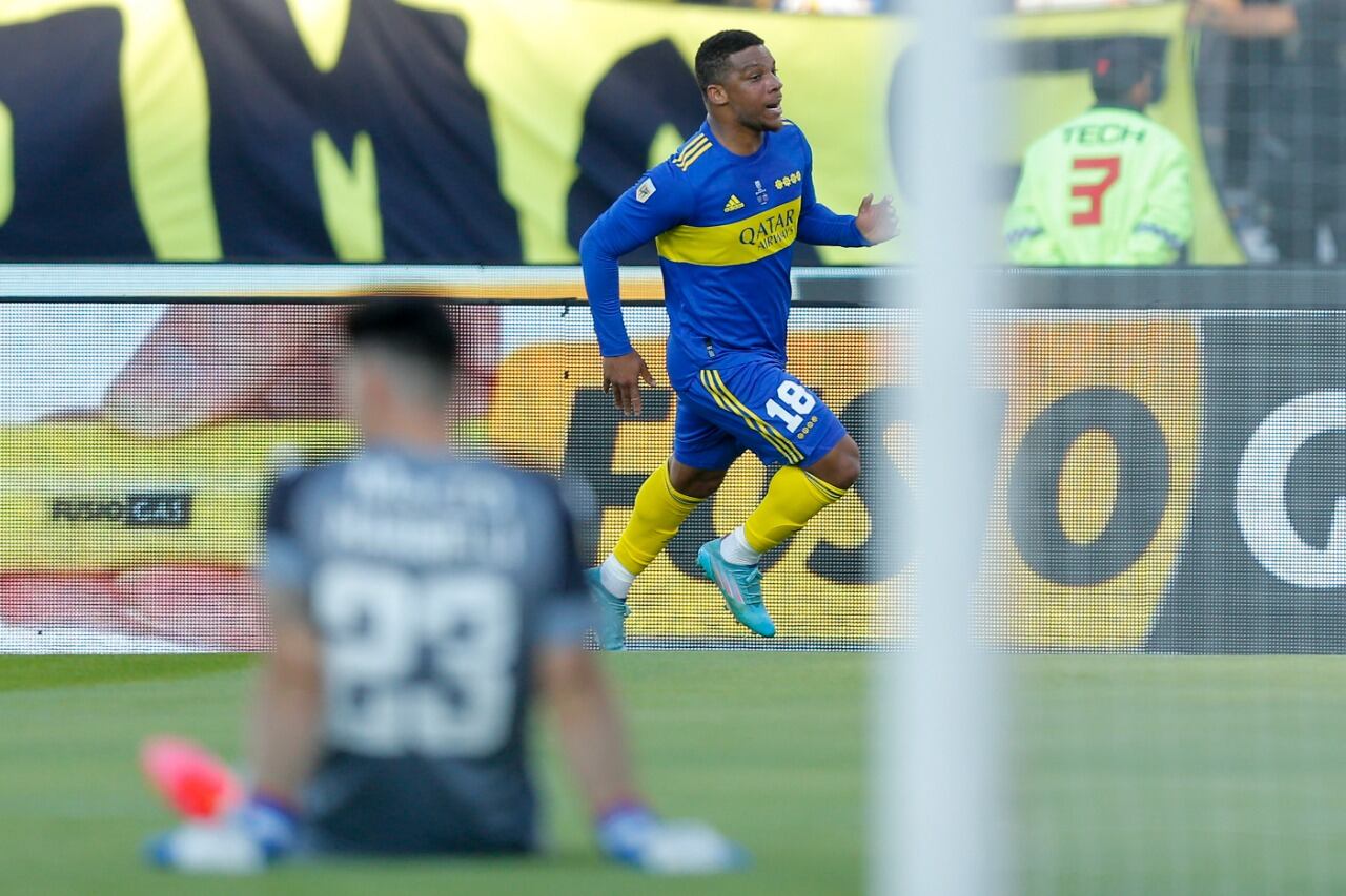 Fabra festeja el 2-0 tras su bombazo; Marinelli, en el piso.