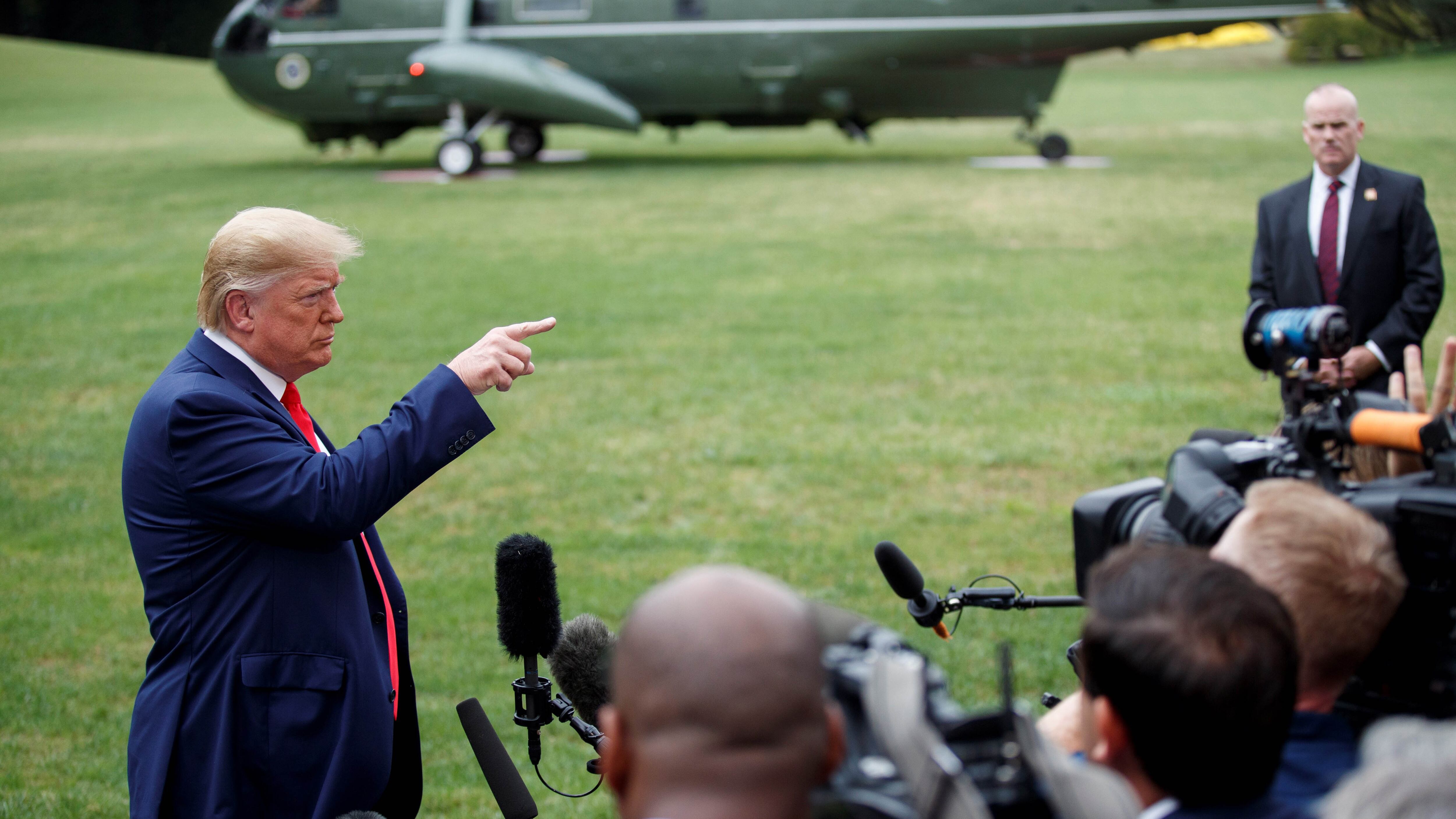 El mandatario estadounidense volvió a mostrarse irritado ante la prensa.