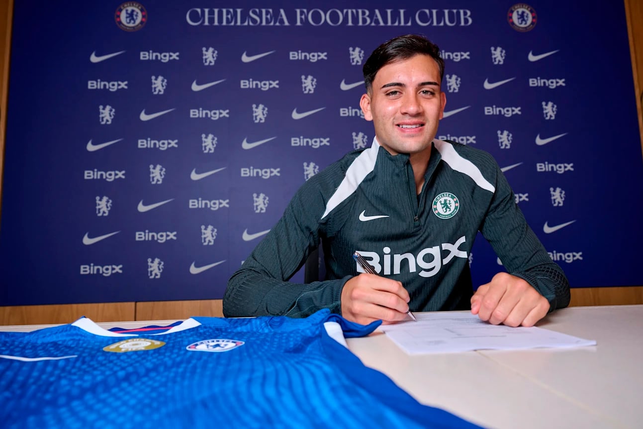 Buonanotte, lapicera en mano.