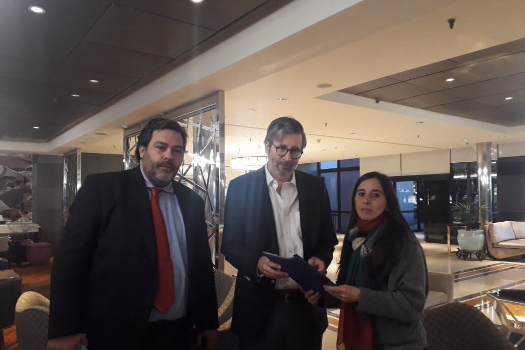 Maximiliano Rusconi y Luz Palmás Zaldua junto al secretario de la Corte IDH, Pablo Saavedra Alessandri (en el centro).