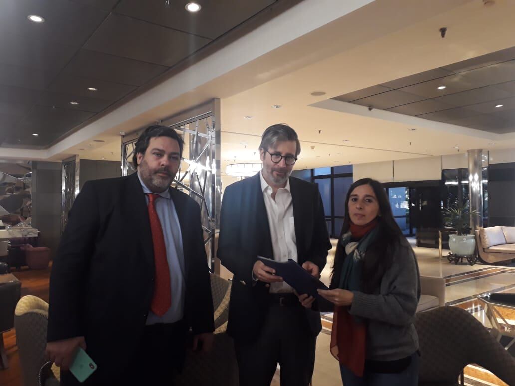 Maximiliano Rusconi y Luz Palmás Zaldua junto al secretario de la Corte IDH, Pablo Saavedra Alessandri (en el centro).