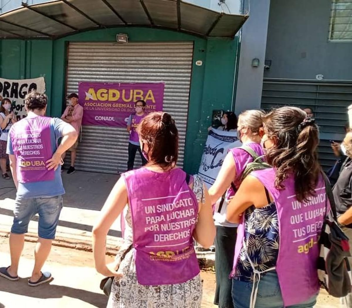 Los trabajadores de las universidades públicas continúan exigiendo que el Gobierno de la Ciudad los incluya en el plan de vacunación.