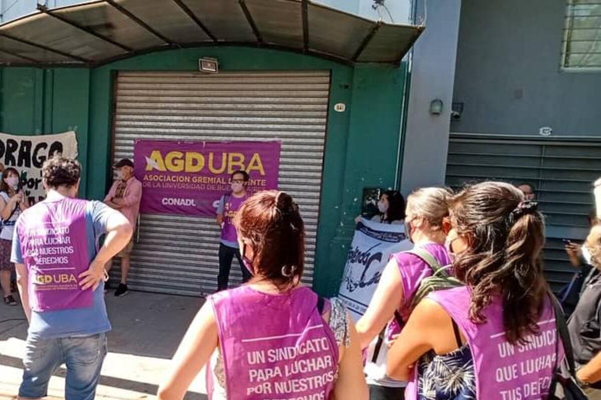 Los trabajadores de las universidades públicas continúan exigiendo que el Gobierno de la Ciudad los incluya en el plan de vacunación.