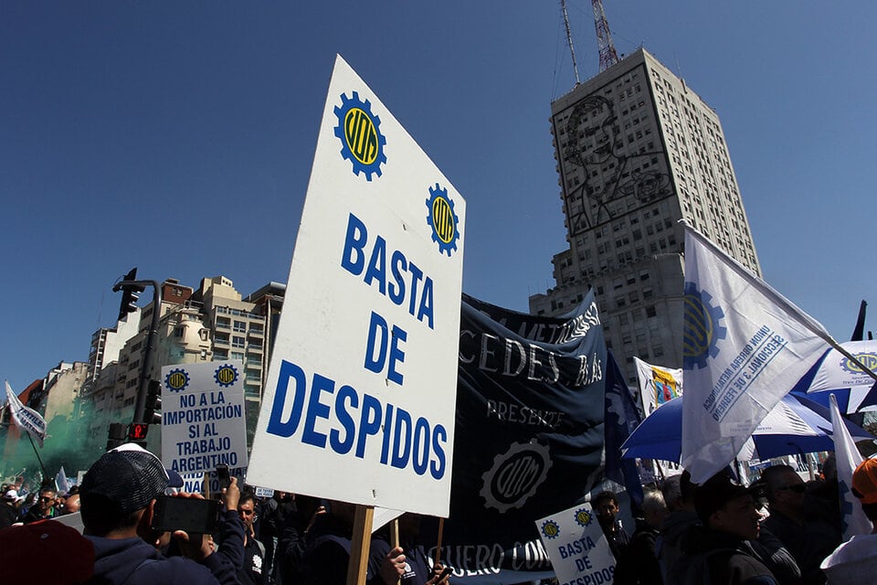 Los trabajadores estatales protestan por los despidos.