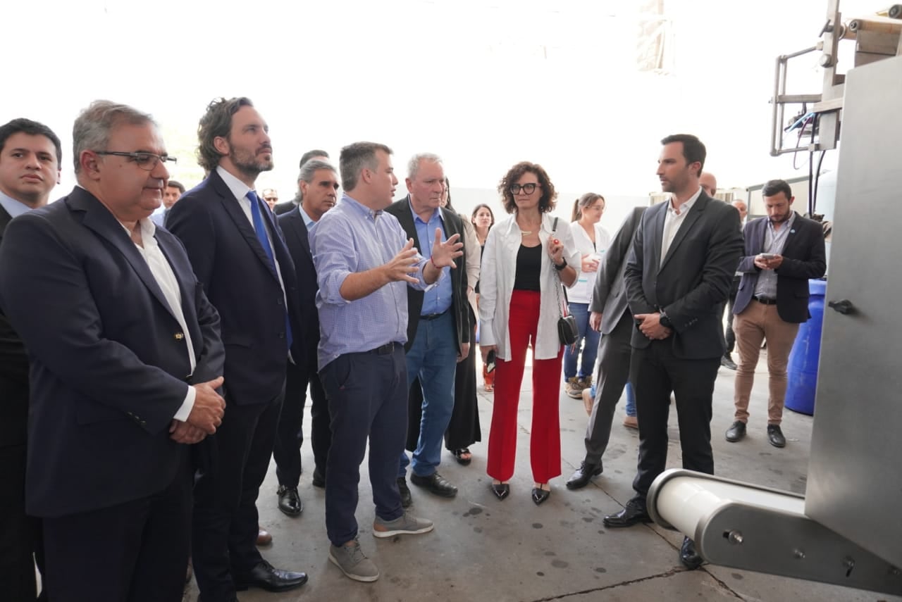 Cafiero y Jalil, junto a la comitiva en la empresa Los Altos SA.