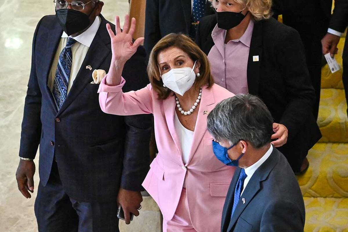 Nancy Pelosi continúa su gira por Asia. Imagen: AFP.