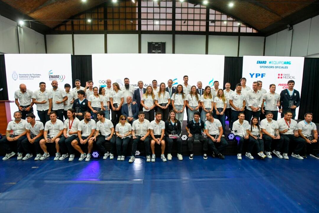 Los deportistas olímpicos y paralímpicos posan para la foto en el CeNARD.