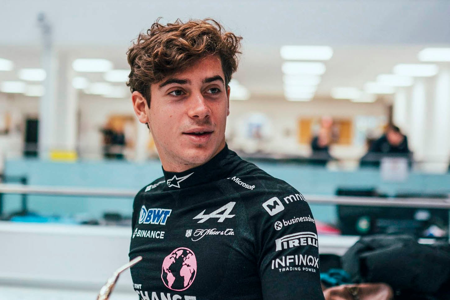 Colapinto se quedará en Inglaterra para seguir probando en el simulador
