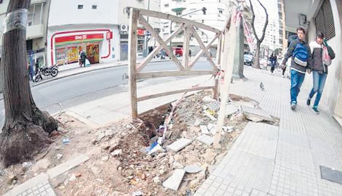 El 65 por ciento de los reclamos llegados a la Defensoría son por veredas que Edesur no repara.