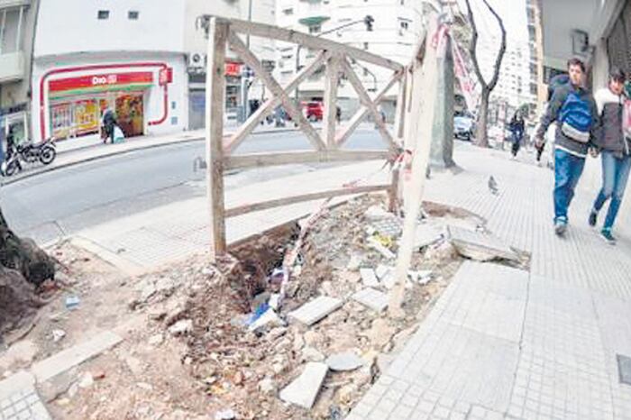 El 65 por ciento de los reclamos llegados a la Defensoría son por veredas que Edesur no repara.