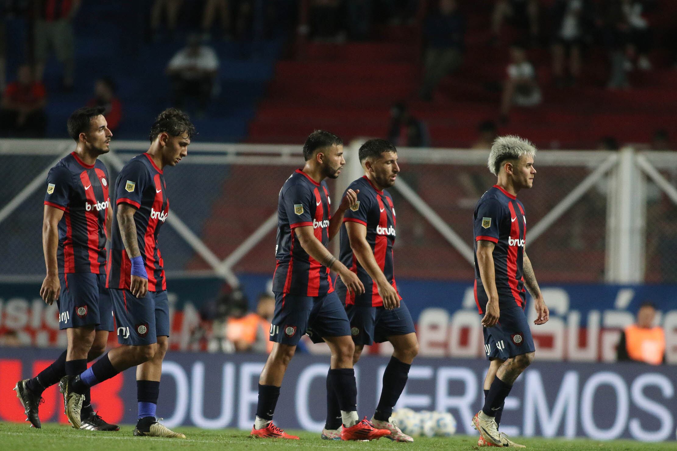 Luján, al fondo del pelotón. Uno de los más cuestionados del equipo.