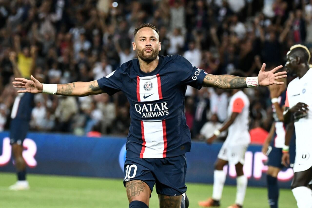 Neymar festejó por partida doble en la goleada del PSG