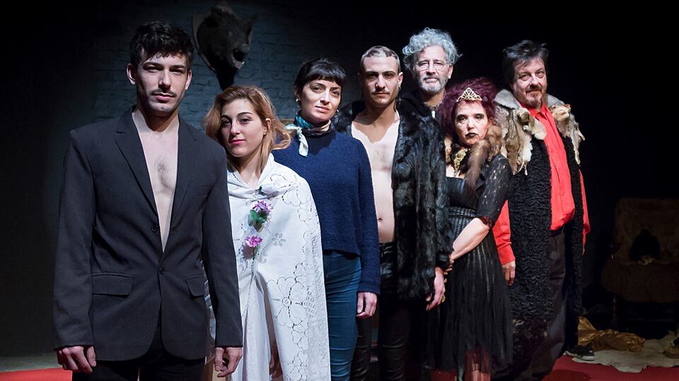 Arias y el elenco que sube a escena cada domingo en Espacio Bravo.