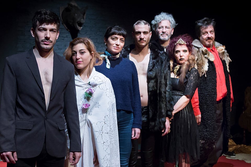 Arias y el elenco que sube a escena cada domingo en Espacio Bravo.