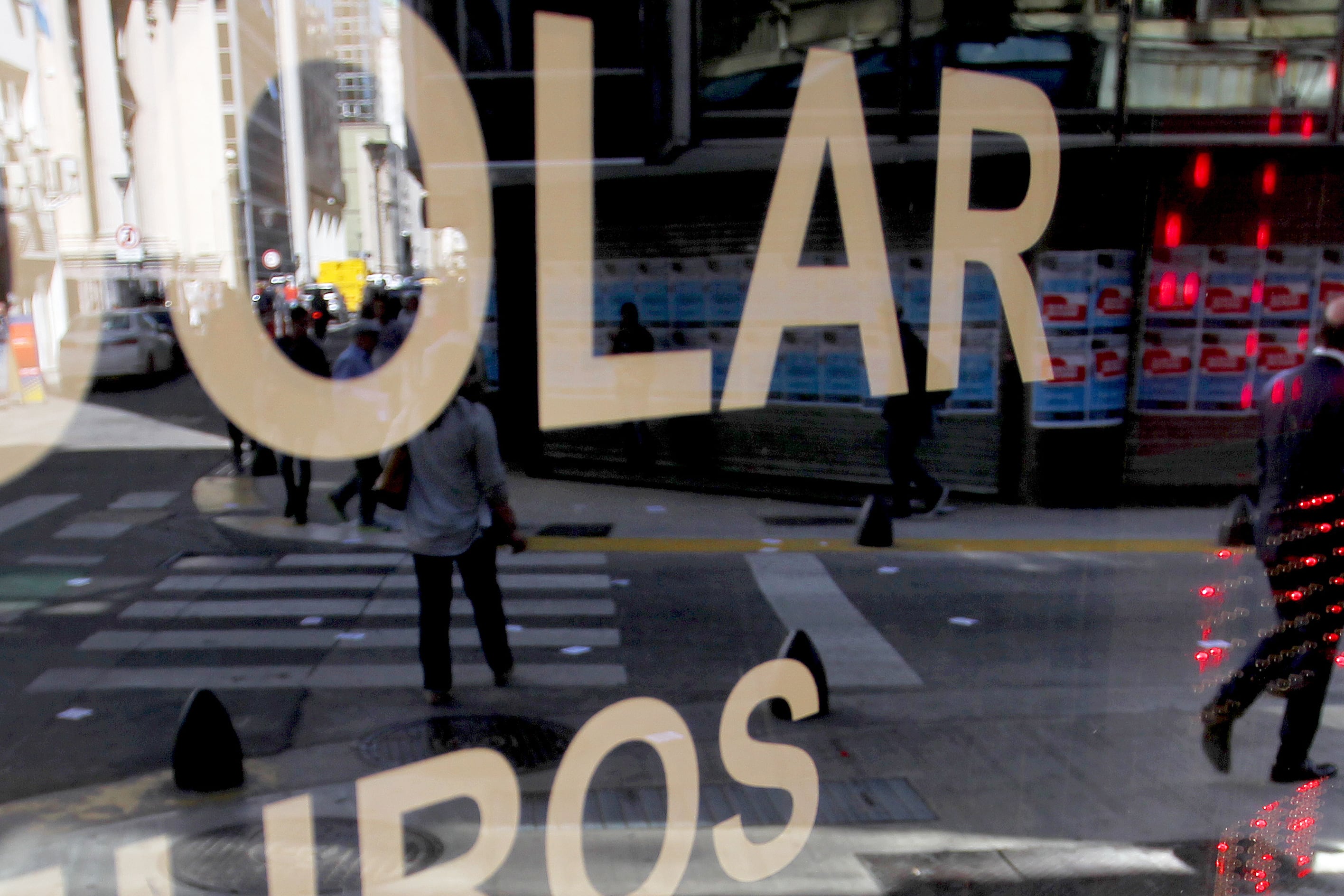 El Banco Central tratará que el dólar no supere los 47 pesos antes de las PASO.