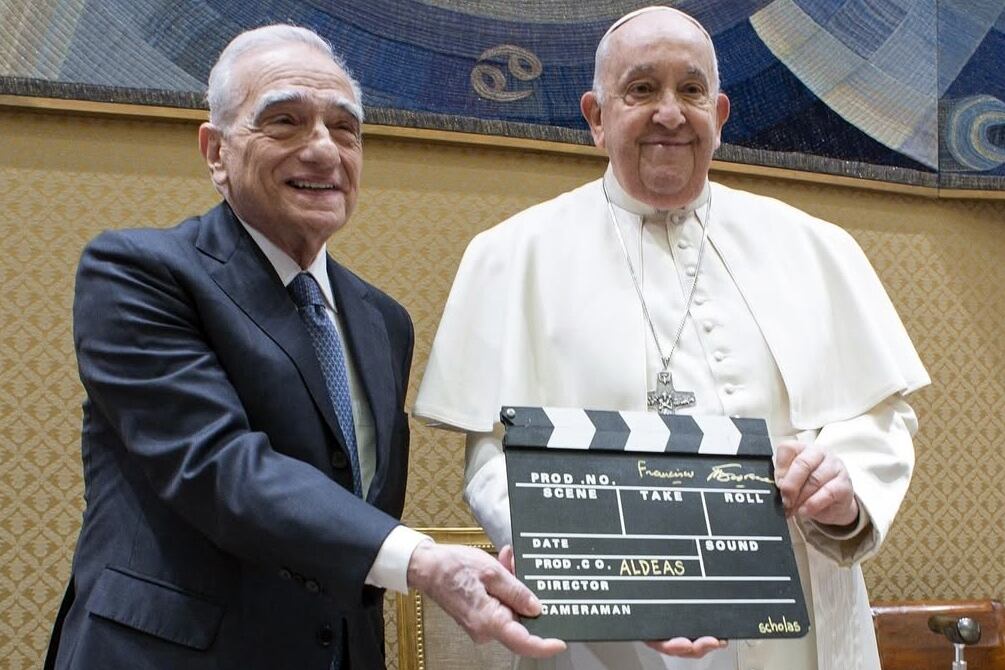 El director de "Buenos muchachos" junto al pontífice argentino