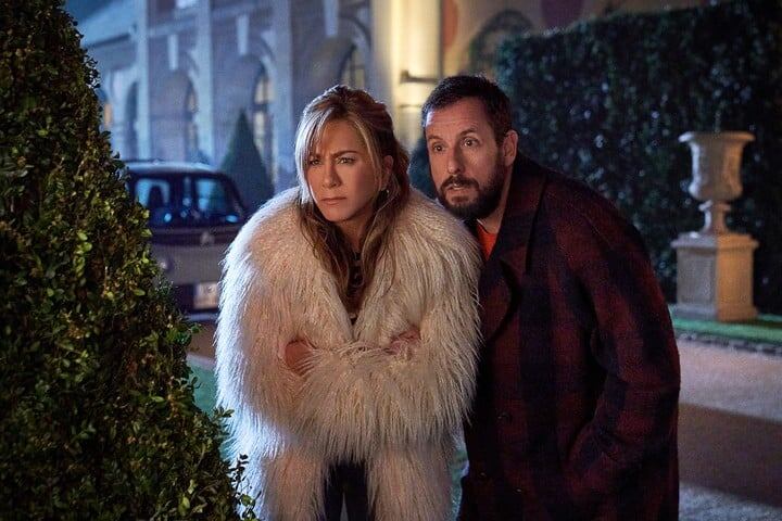 Una dupla con éxito garantizado: Jennifer Aniston y Adam Sandler, en Misterio a la Vista es la secuela de Misterio a Bordo (2019). Imagen: Netflix