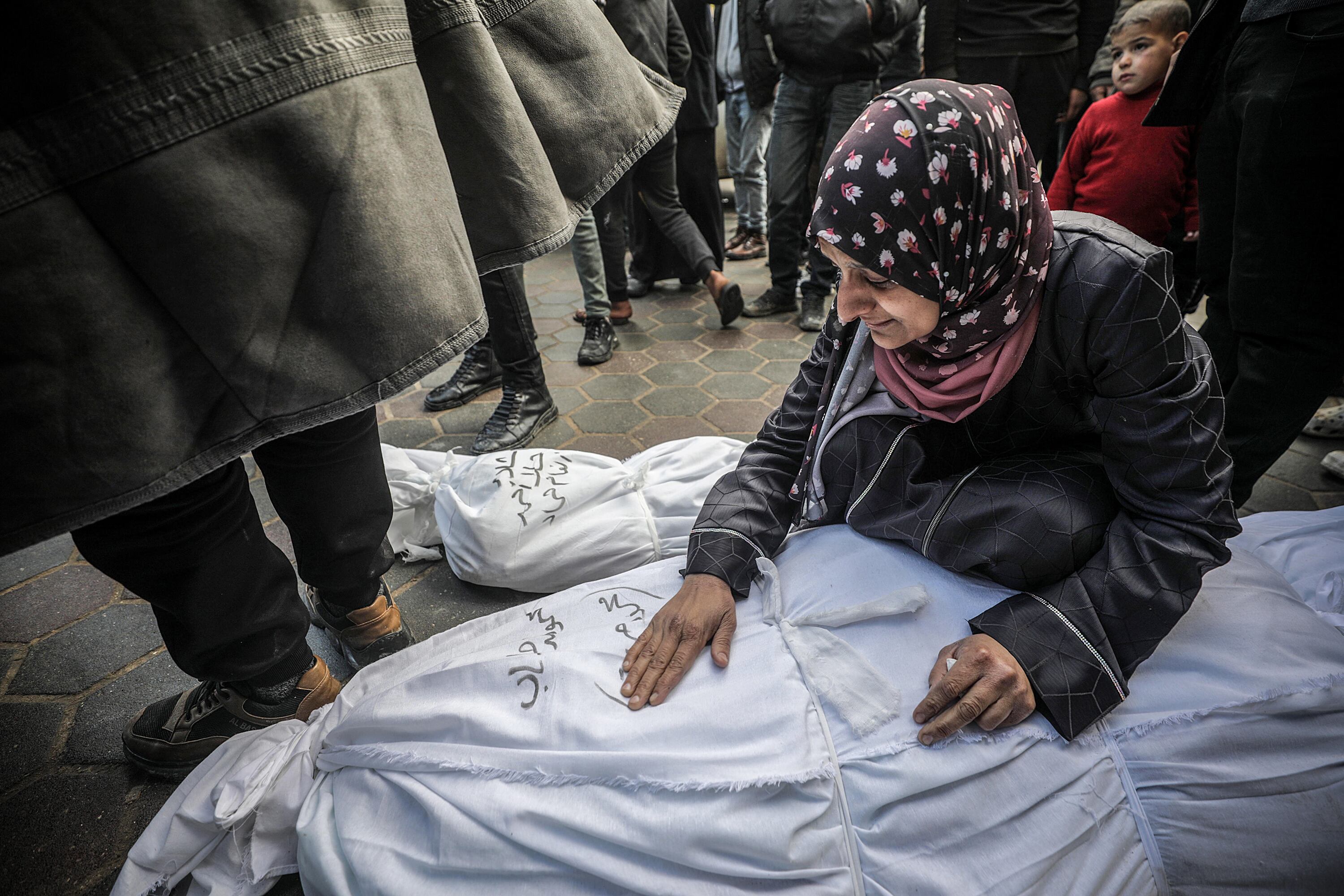Una madre palestina llora a su hijo, una escena diaria.