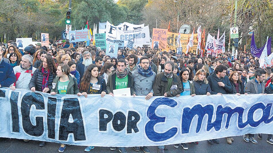 La marcha partió de la Facultad de Ciencias Médicas y terminó frente a la Gobernación.