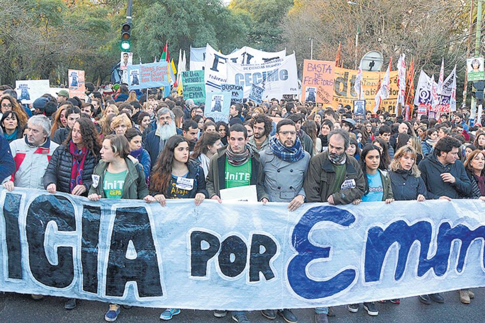 La marcha partió de la Facultad de Ciencias Médicas y terminó frente a la Gobernación.