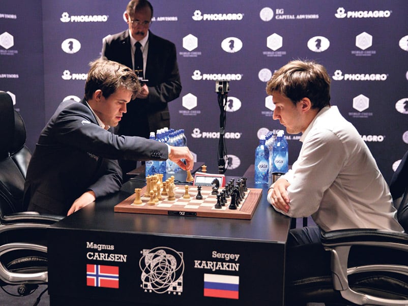 Carlsen, campeón, tras 20 días y 12 partidas parejas de ritmo clásico, con solo una victoria para cada uno. 