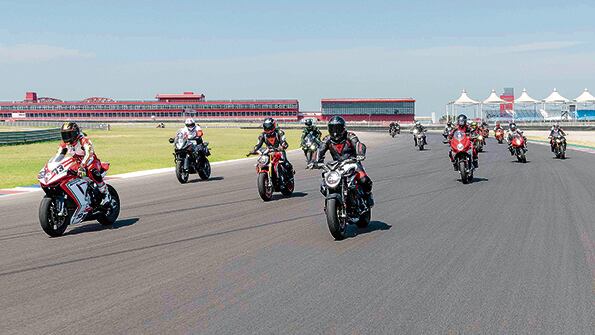 Foto de la largada del último día de competencia de los 800KM.