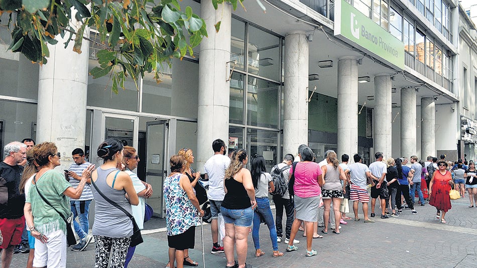 Ayer iniciaron el paro los trabajadores del Banco Provincia a los que hoy se les sumarán el resto de los trabajadores bancarios.