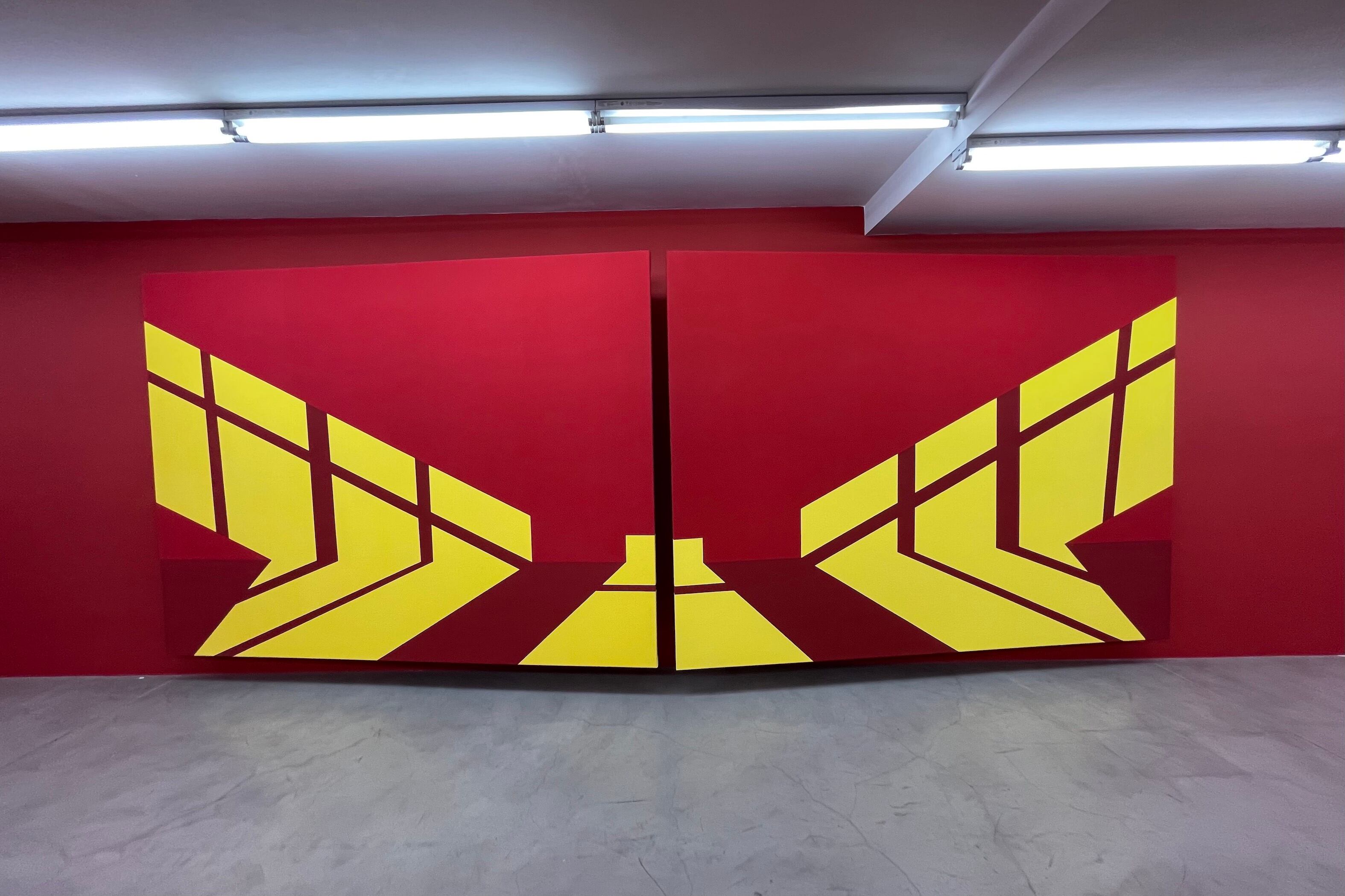 Acrílicos sobre tela,  de Leila Tschopp, 190x250 cm c/u (2021). Abajo: Perfomance, pinturas y estructura, de L. Tschopp.