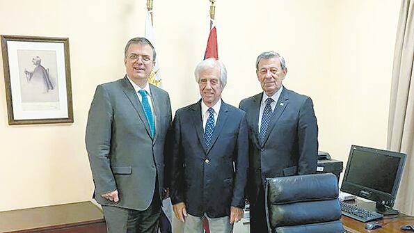 El presidente Tabaré Vázquez (centro) junto a los cancilleres Marcelo Ebrard y Rodolfo Nin Novoa.