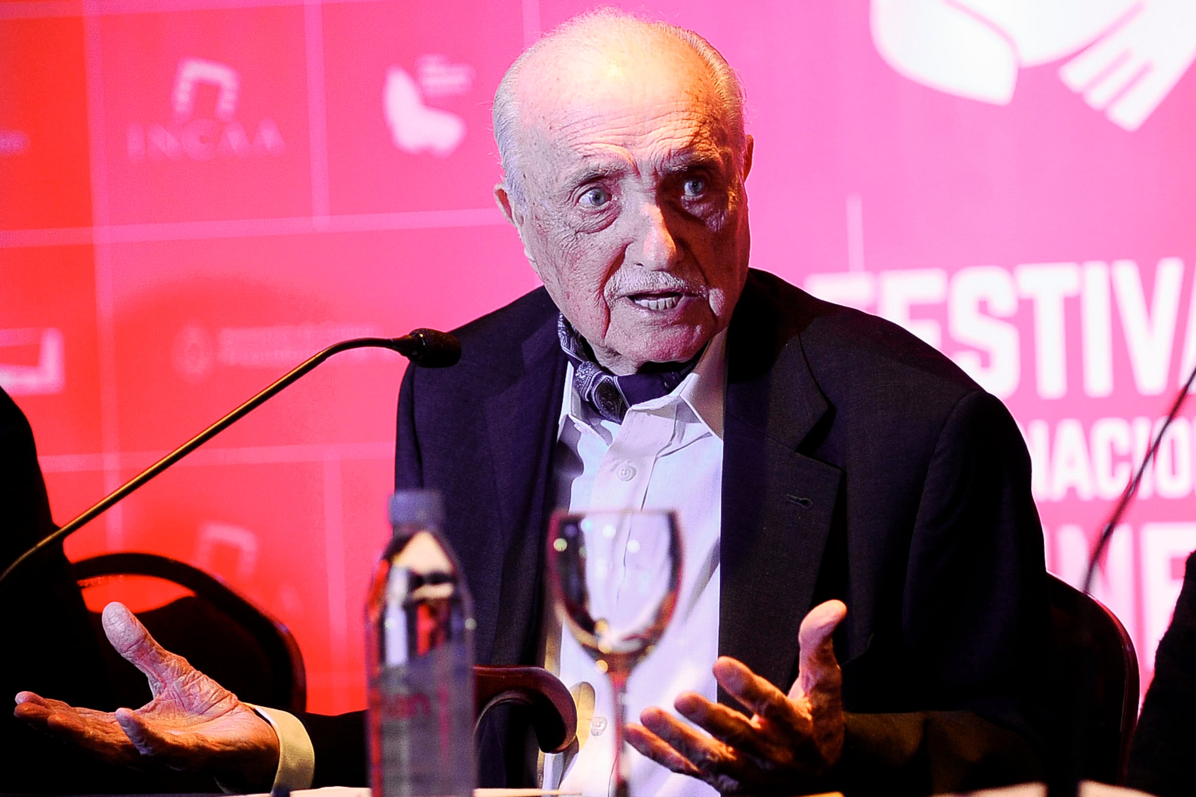 Autodidacta, Martínez Suárez debutó en la dirección con El Crack, en 1960.