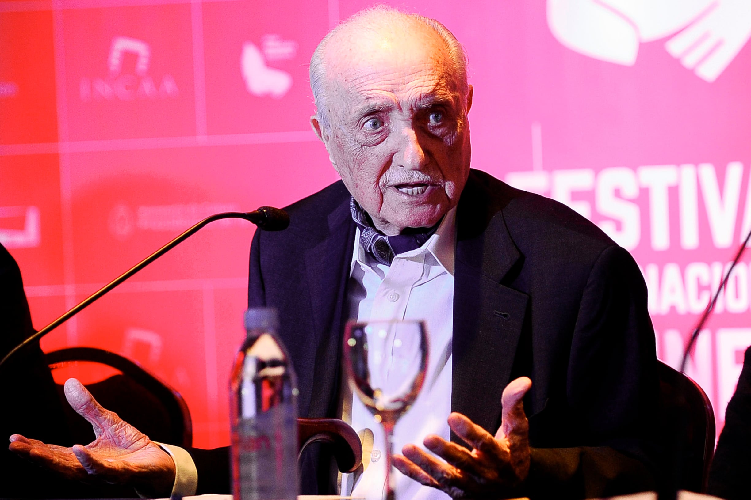 Autodidacta, Martínez Suárez debutó en la dirección con El Crack, en 1960.