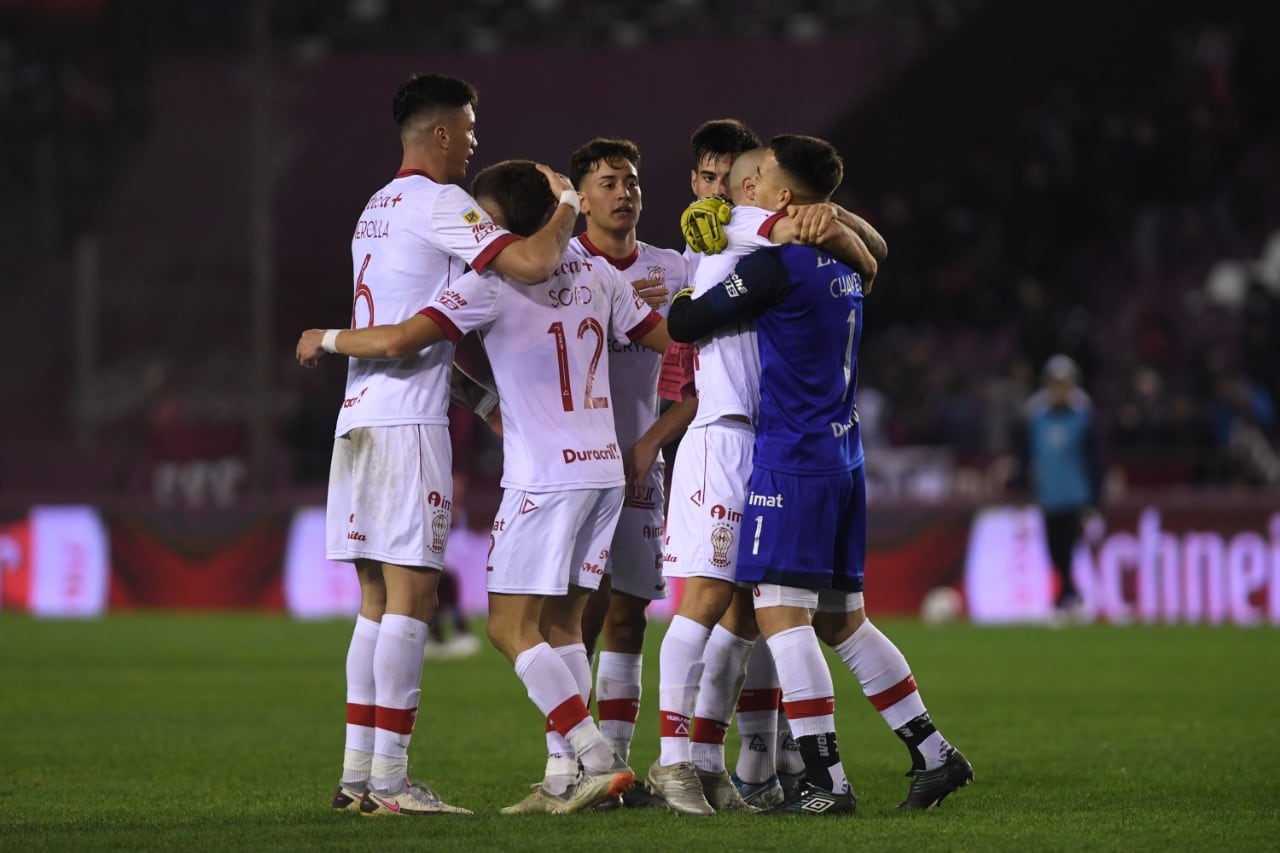 Todo Huracán celebra el triunfazo de visitante frente a Lanús
