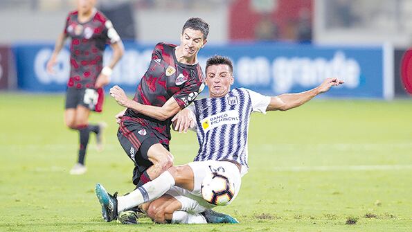 Fernández disputa la pelota con Affonso, en un partido que tuvo tanto ritmo como imprecisiones.