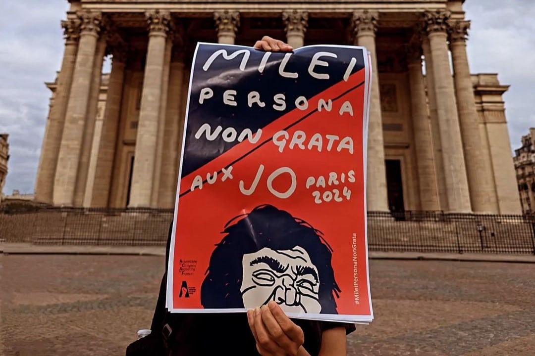 Aparecieron carteles en las calles de París que declaran a Milei "persona no grata"