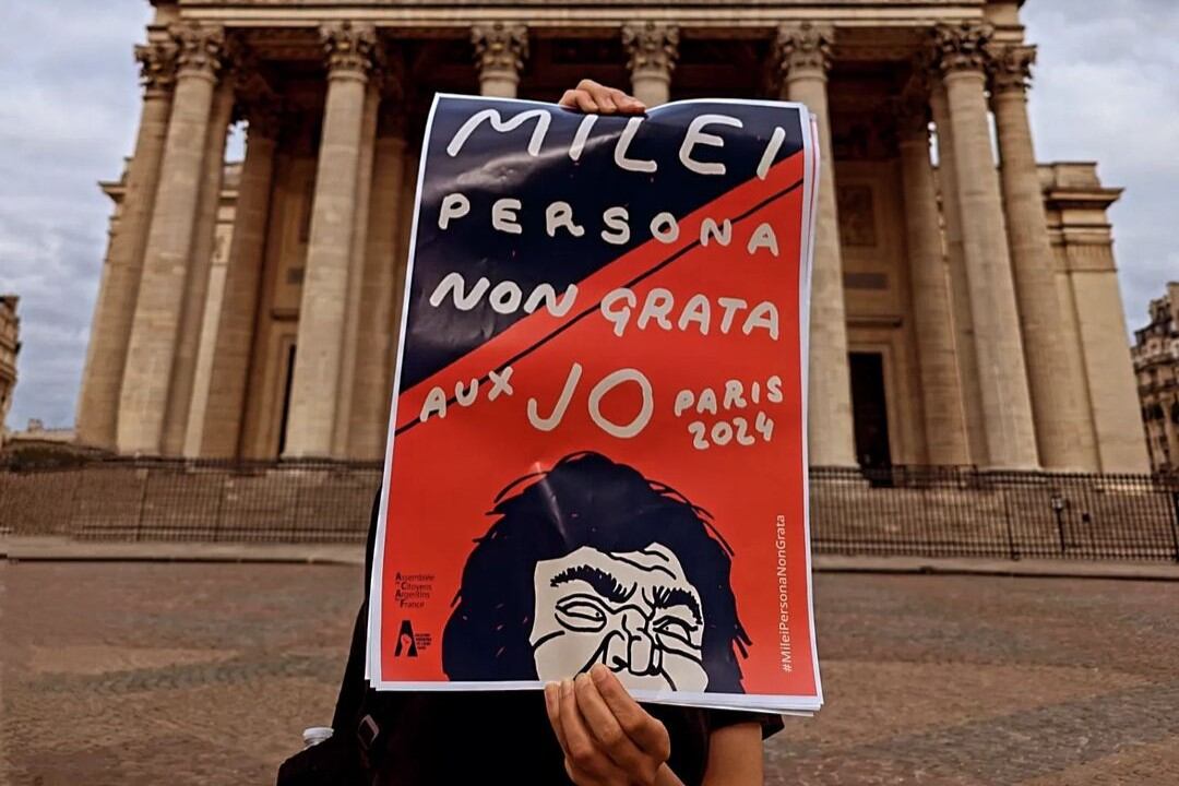 Aparecieron carteles en las calles de París que declaran a Milei "persona no grata"