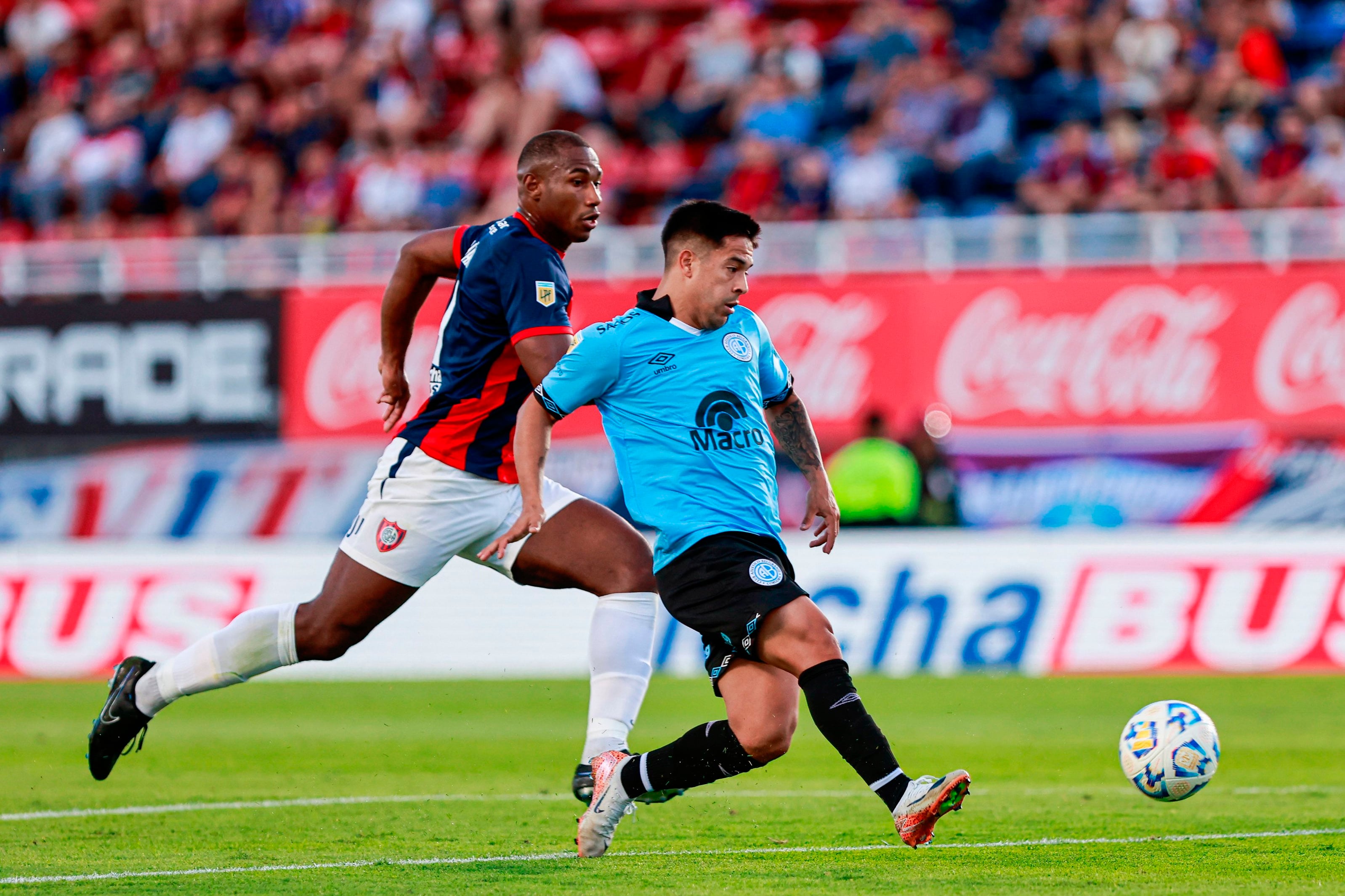 "Uvita" Fernández se prepara para anotar el primero ante su ex equipo, que no gritó