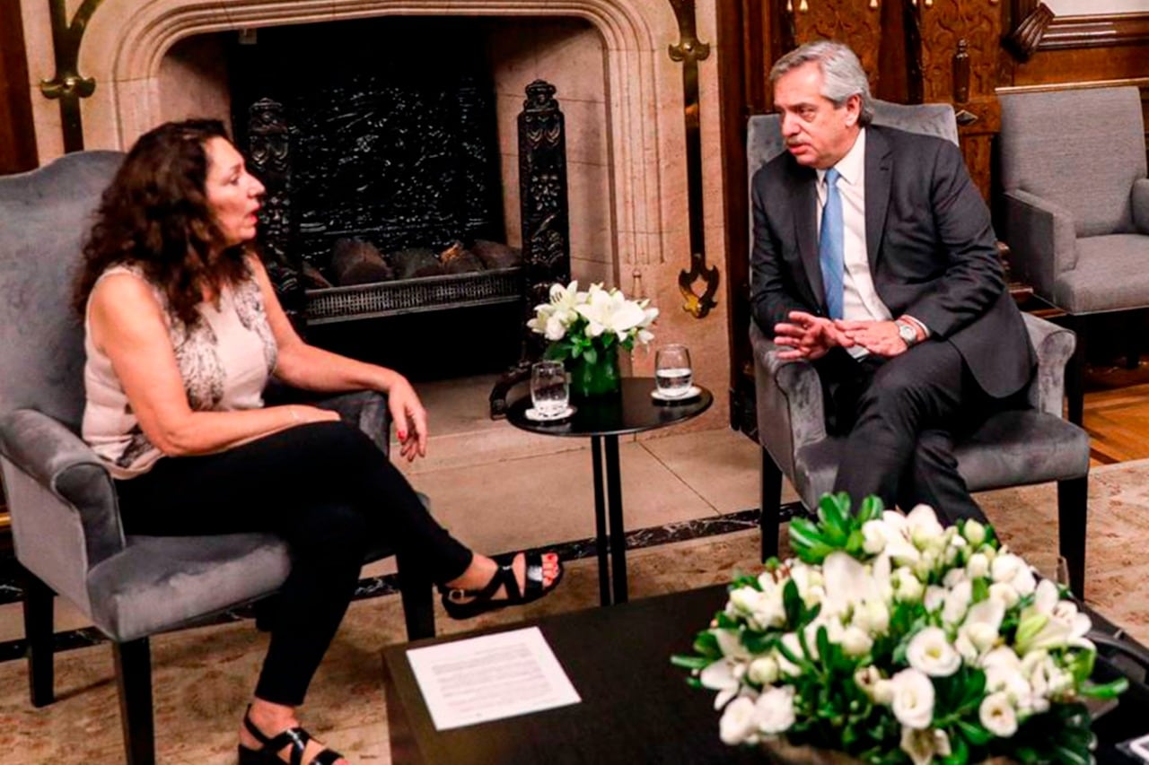 Cristina Caamaño, interventora de la AFI, junto al presidente Alberto Fernández.