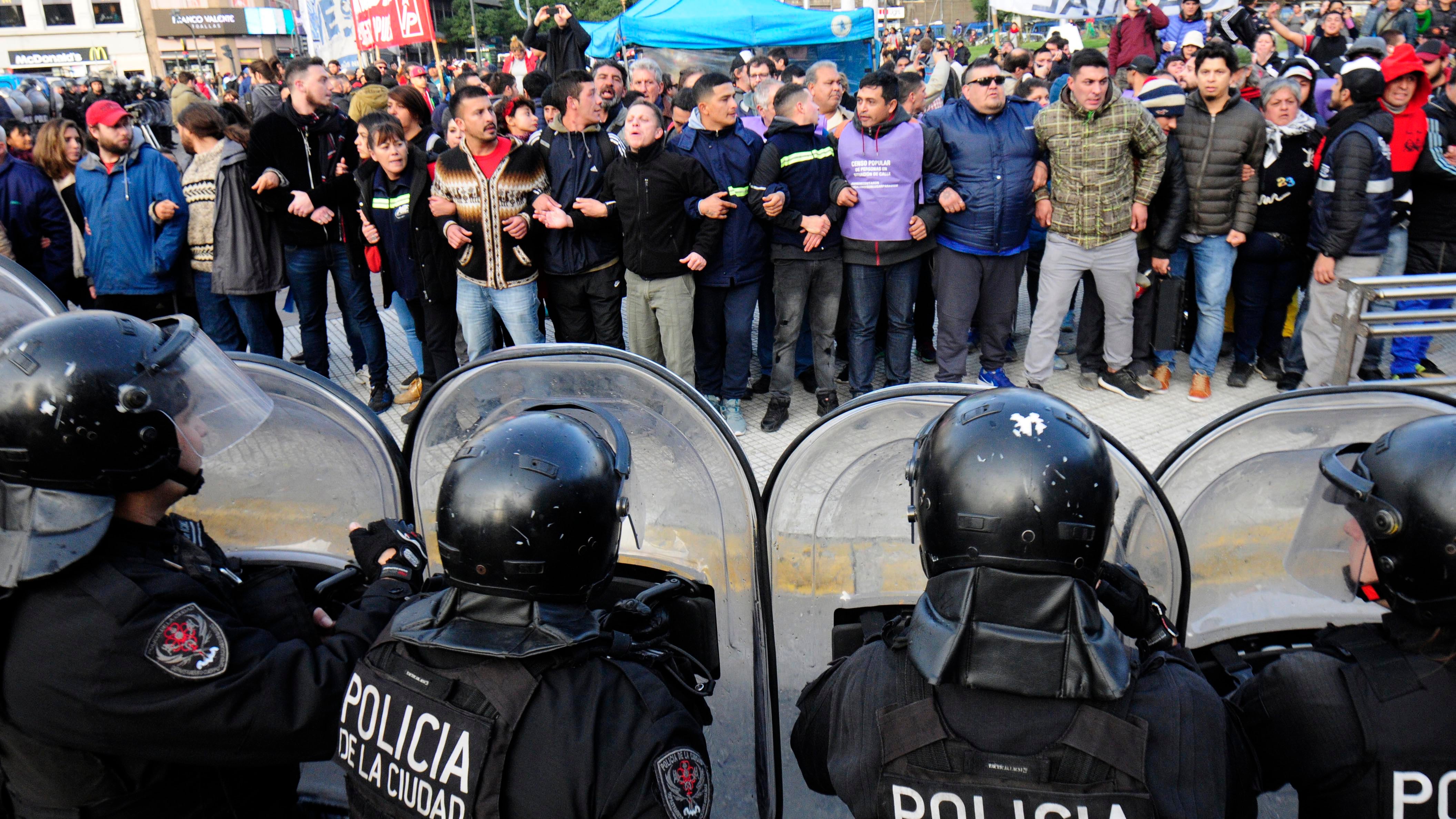 Otra vez, el Estado les da techo a los sin techo, ahora en una comisaría.