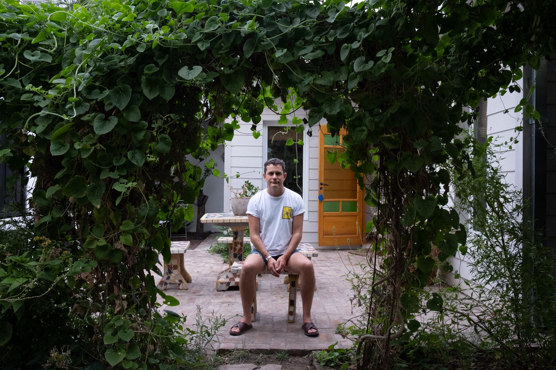 Jonah nació en Filadelfia, pero vino en su adolescencia y lleva 20 años recorriendo la escena porteña con bandas marcadas por su sonido