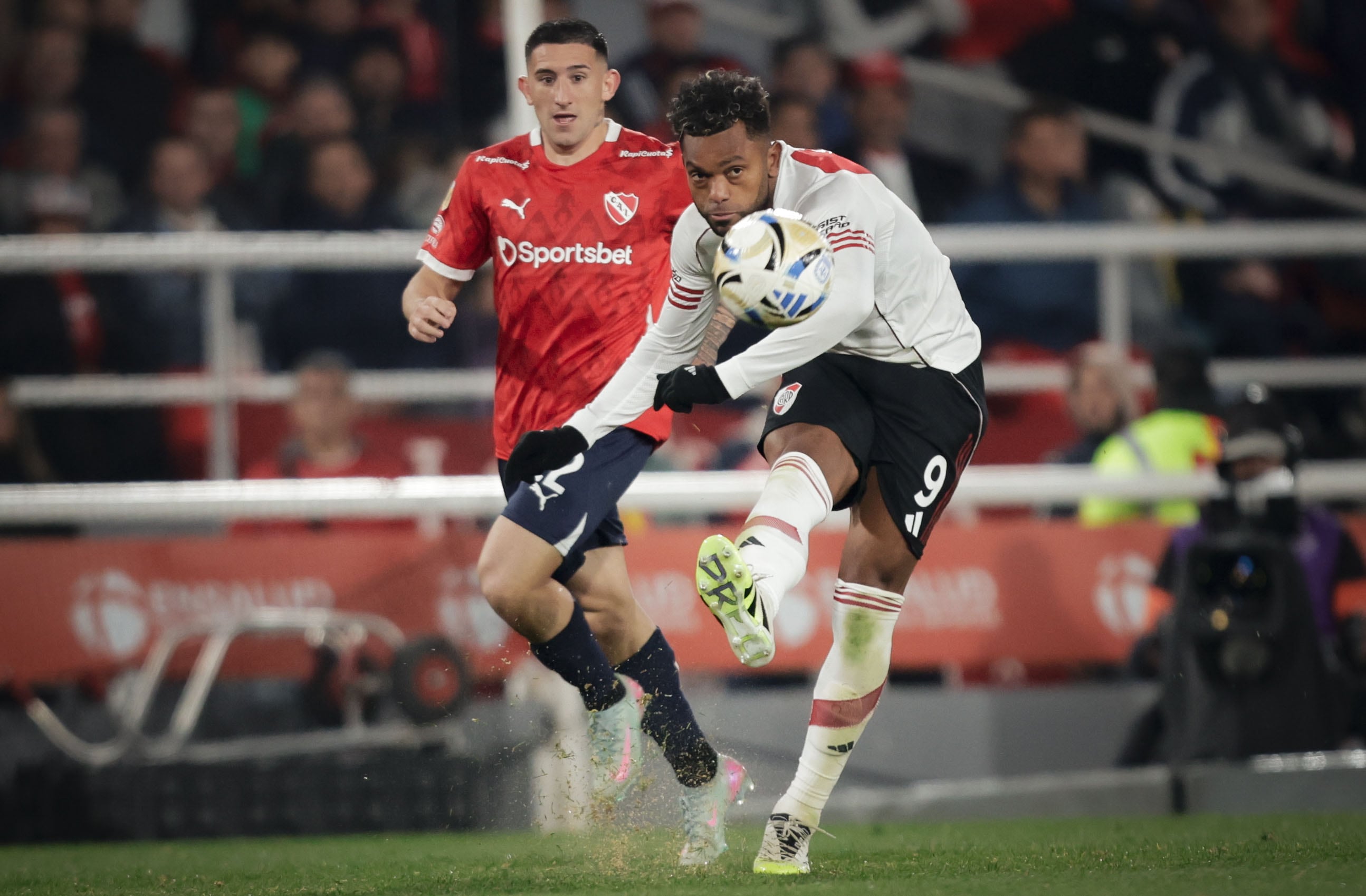 Borja saca la pelota ante Zabala
