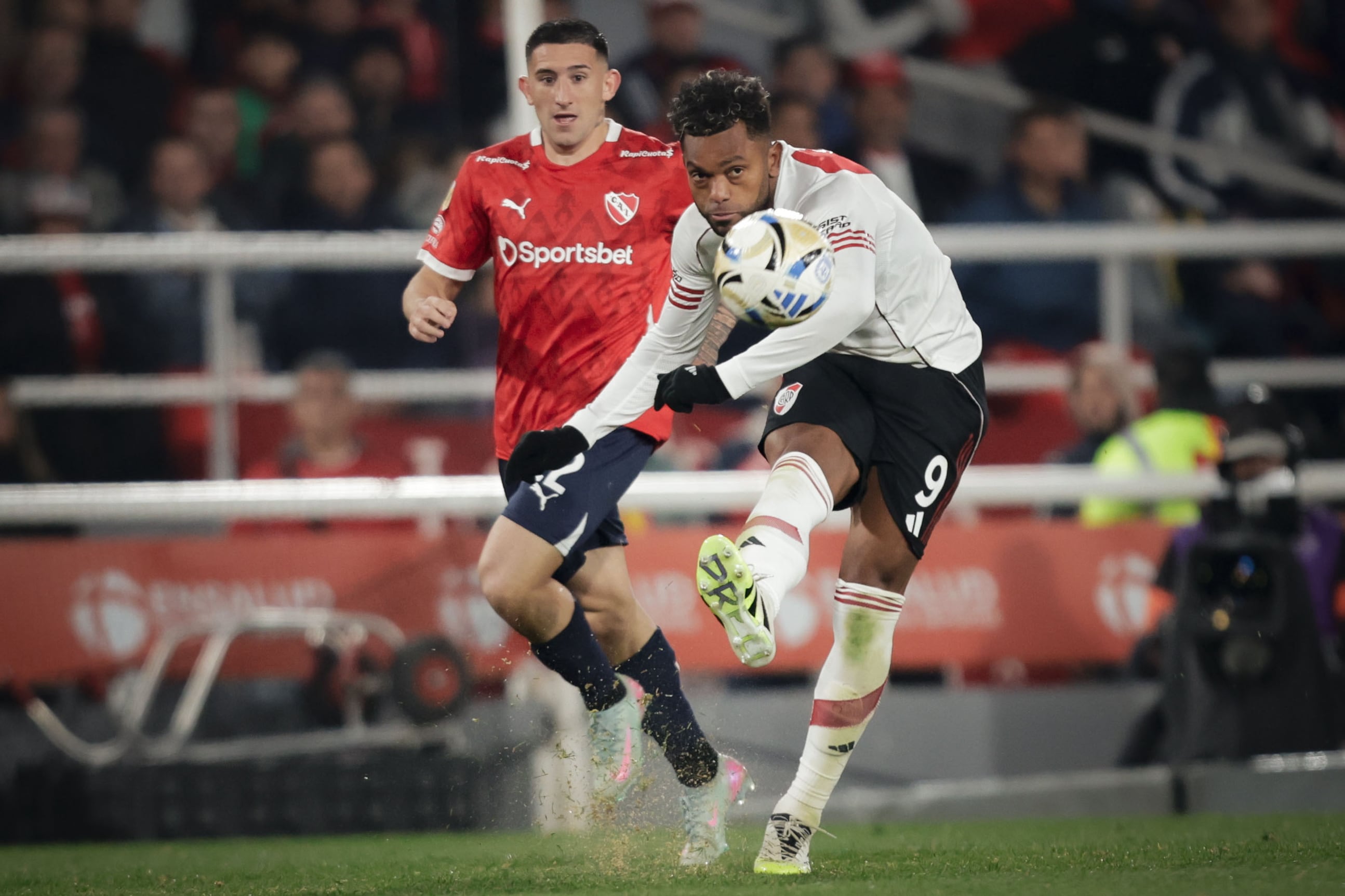 Borja saca la pelota ante Zabala