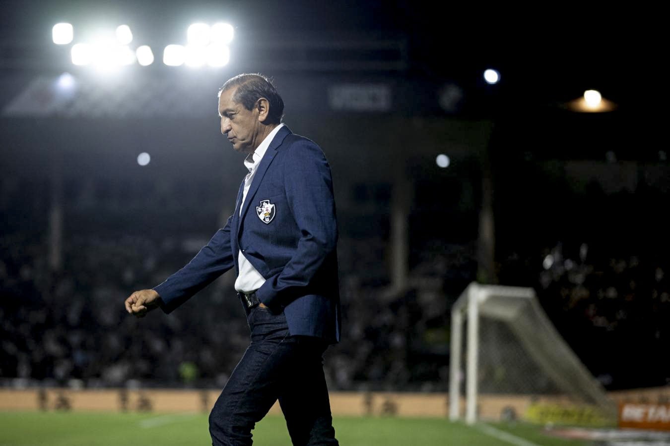 Ramón Díaz salió cabizbajo tras la goleada sufrida por su equipo