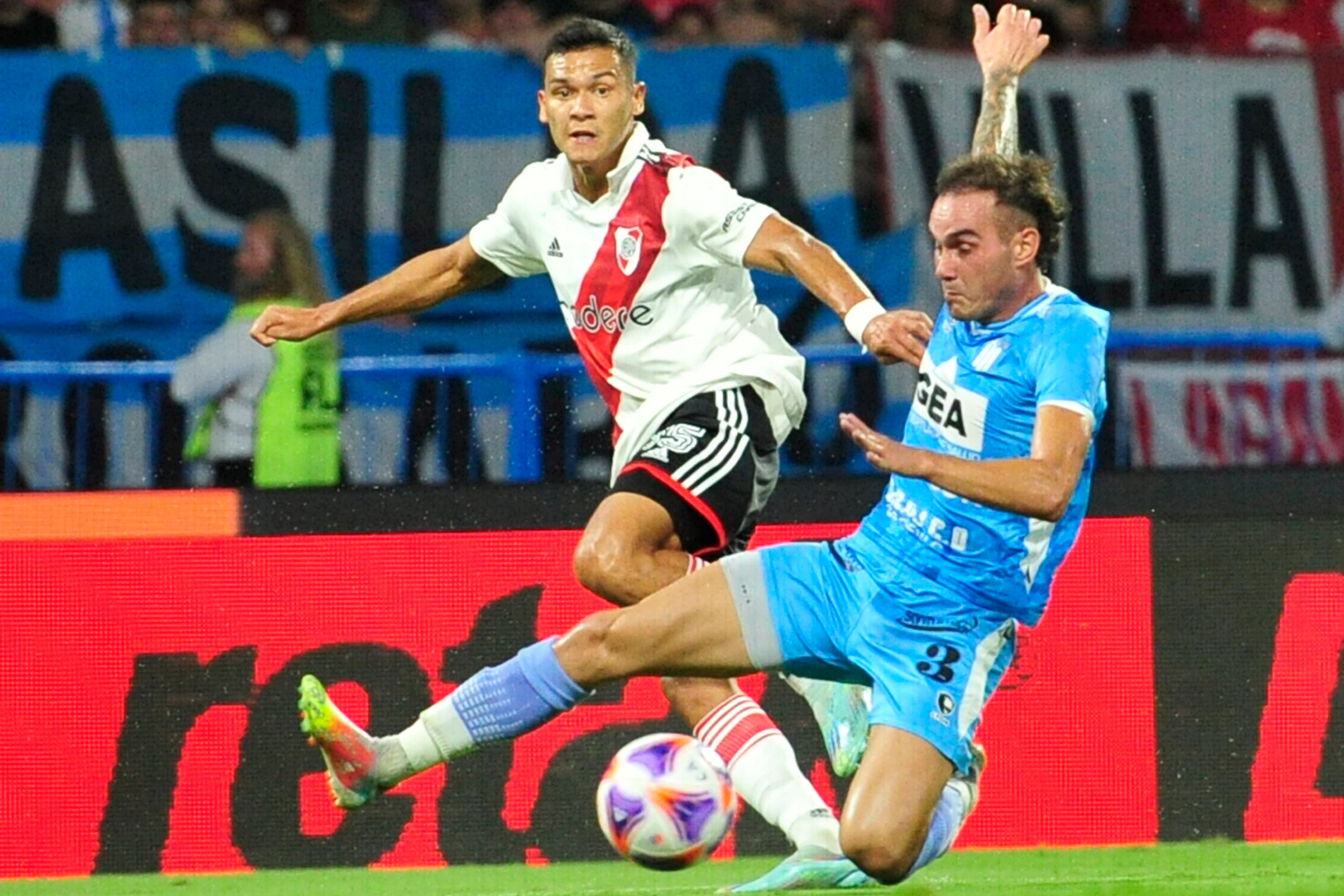 Herrera y Ferrero disputan la pelota en Santiago del Estero