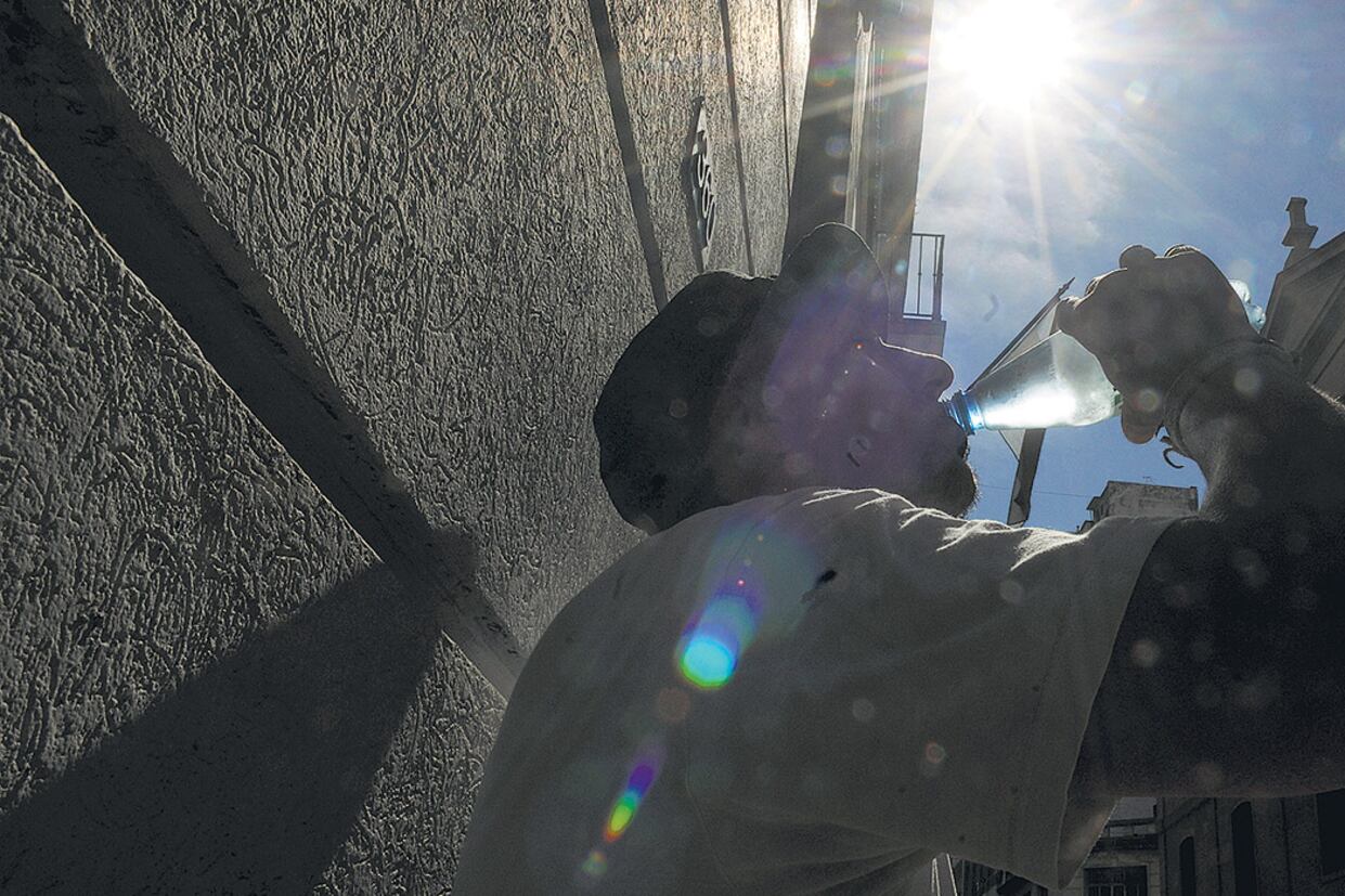 El calor y la humedad continuarán hoy, y podría haber lluvia a la tarde.